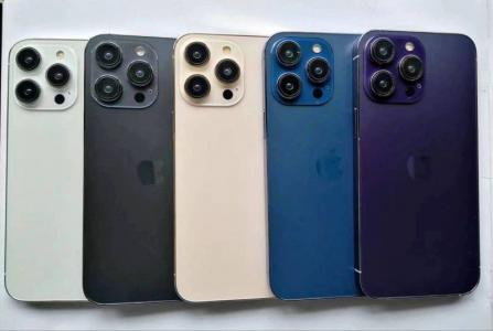 Apple iPhone 14 Pro mockup showcase includes purple and dark blue versions