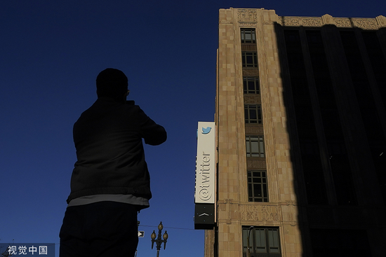 On November 18, 2022 local time, in San Francisco, USA, a pedestrian looks at the sign of the Twitter headquarters.  People's Vision Map